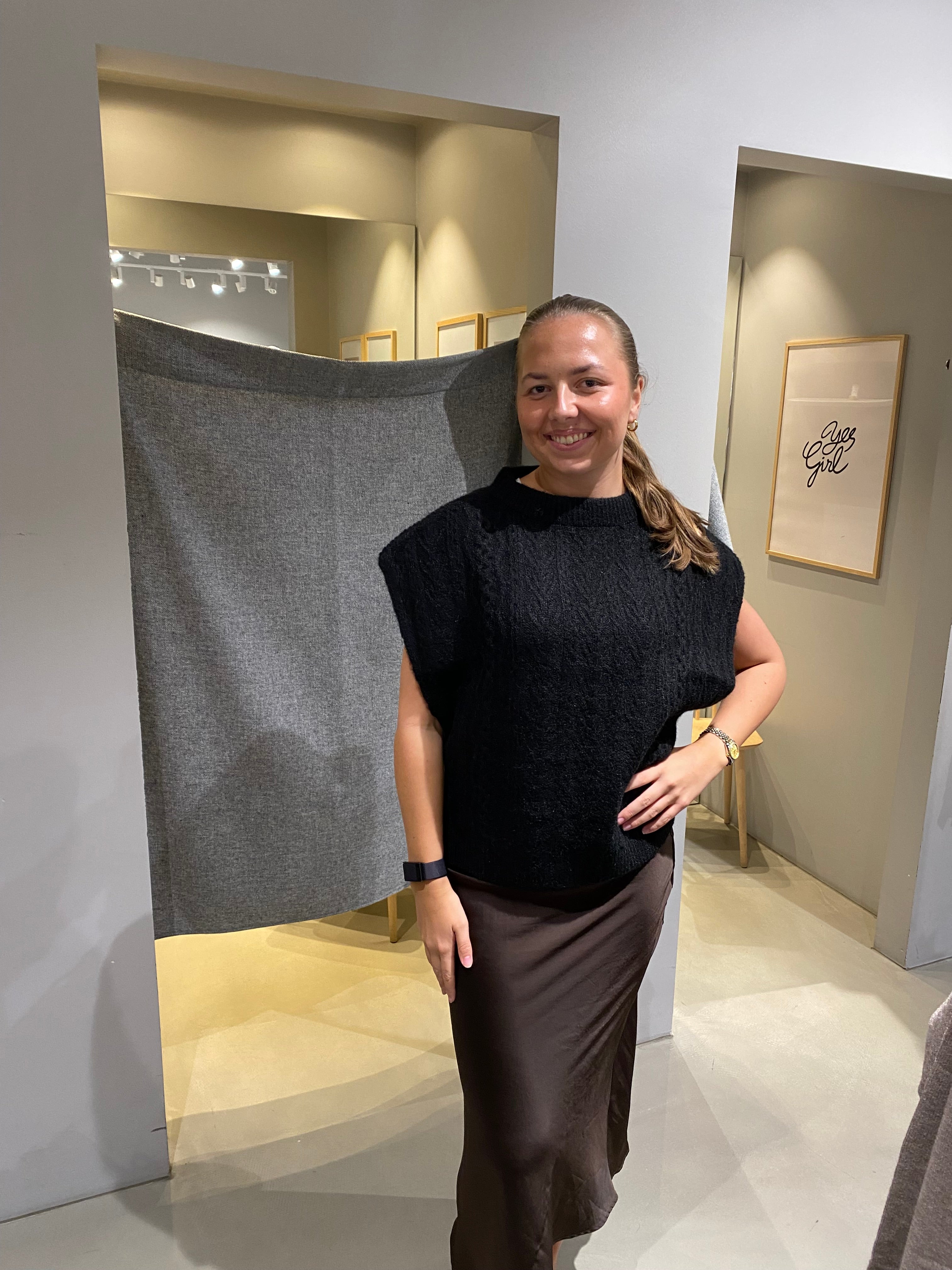 PCNOSIE Poncho - Black